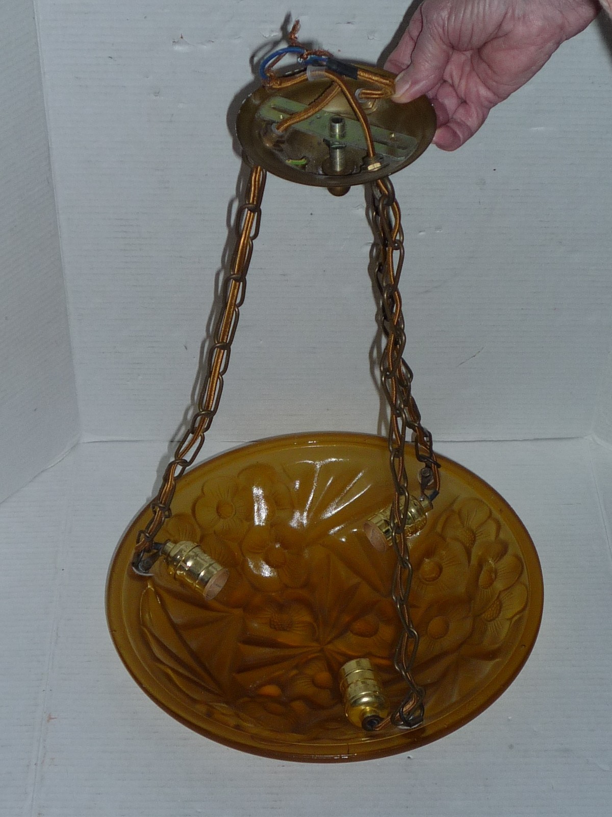 VINTAGE AMBER GLASS FLOWERS PATTERN 3 SOCKET HANGING CEILING MOUNT LIGHT FIXTURE