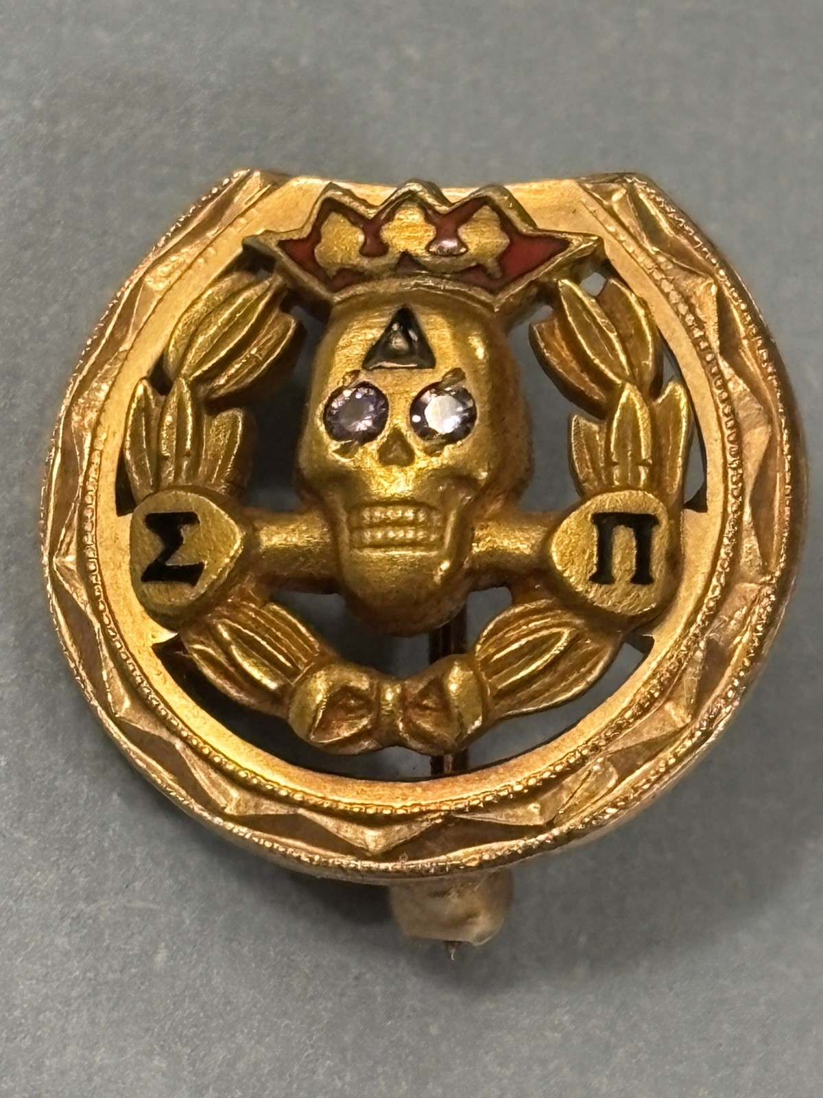 Vintage Delta Sigma Pi 10K Gold 2.68g Amethyst Skull Fraternity Badge Pin