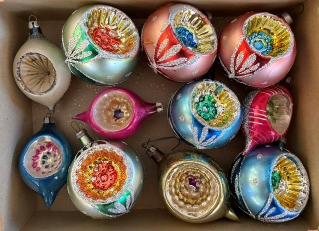 Vintage 1940-50s Mixed Set of 11 Christmas Ornaments Shiny Brite + Others w/ Box