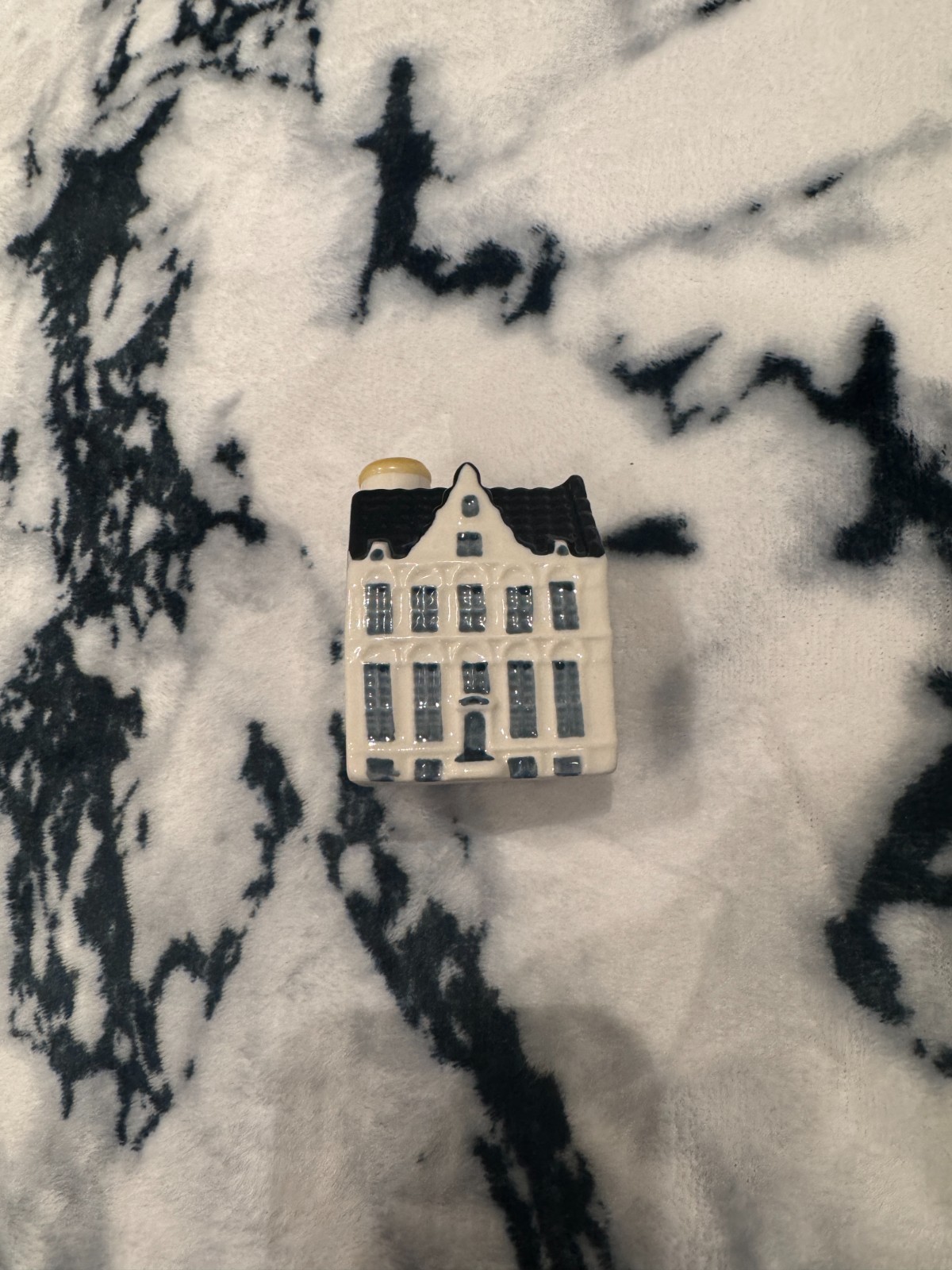 empty klm house 105