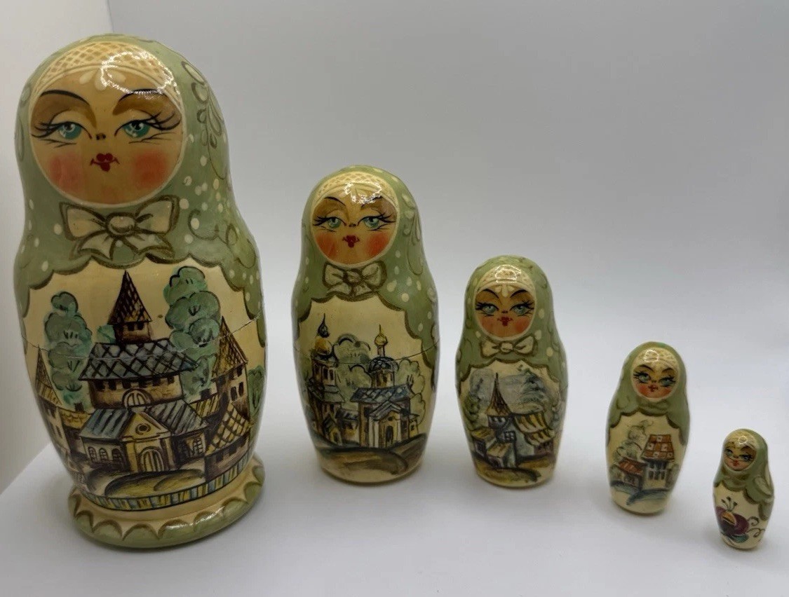 Vintage Hand Painted Russian Mockba 5 Piece Set 6“ Nesting Dolls Signed 1993