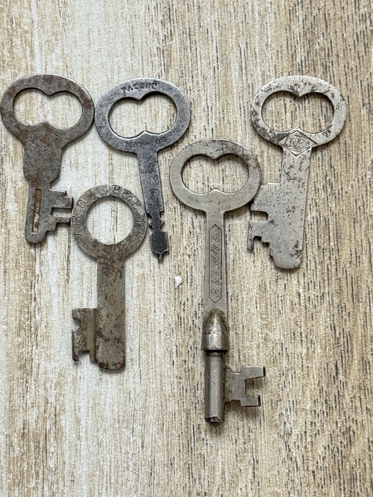 Vintage Antique Russell & Erwin R&E Co. Padlock Lock Solid Barrel Flat Key Lot