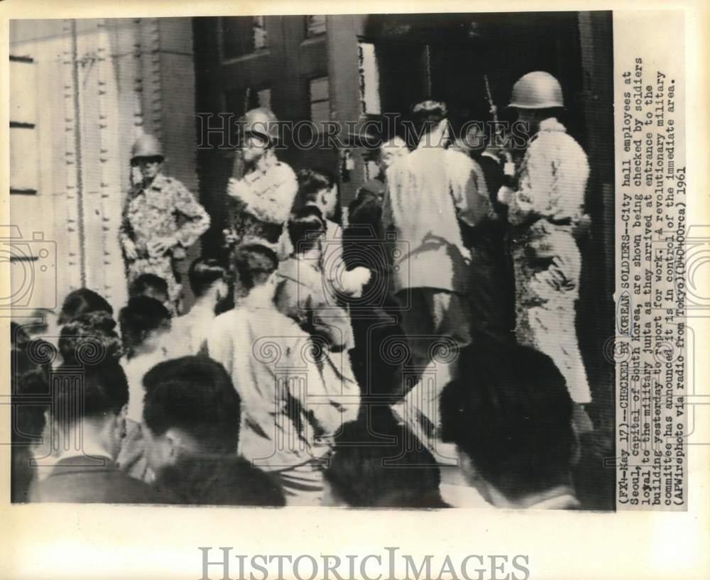 1961 Press Photo Korean soldiers check city hall employees in Seoul - nod08178 1961 Press Photo Korean soldiers check city hall employees in Seoul - nod08178