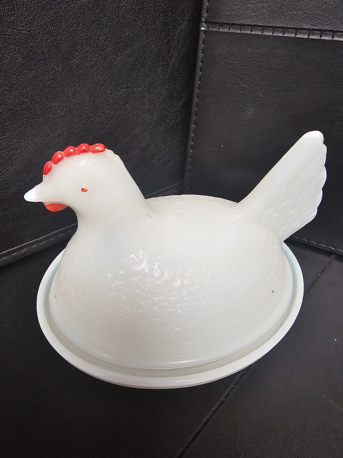 Vintage MILK GLASS HEN ON NEST WITH RED COMB & EYES- 3.5 Great Condition