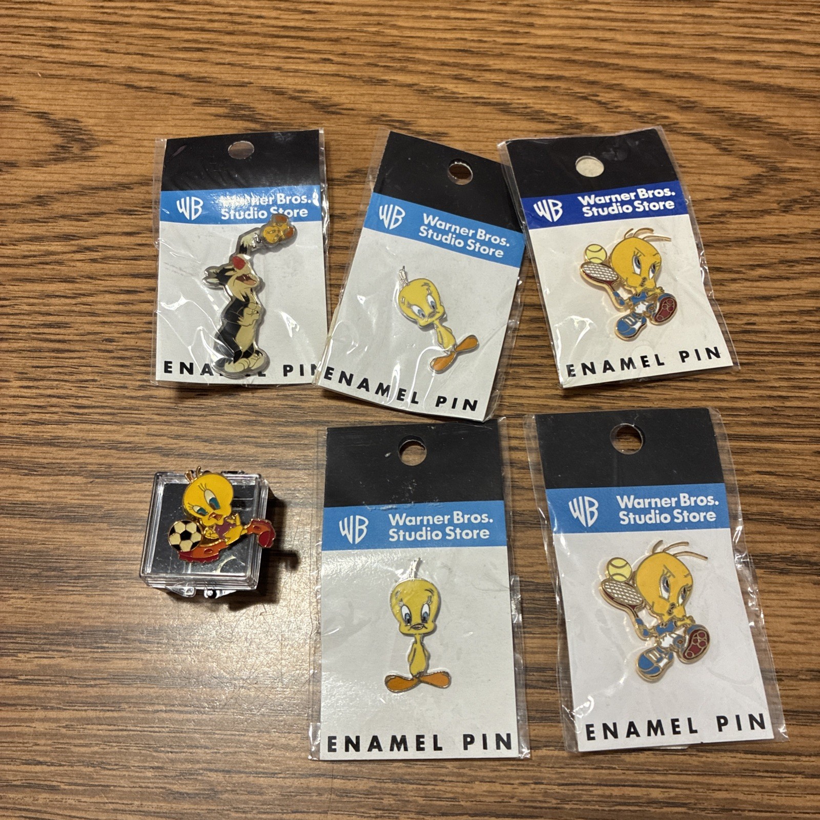 5 New Tweety And Sylvester Lapel Pin Lot 1997-2000 Looney Tunes Setting