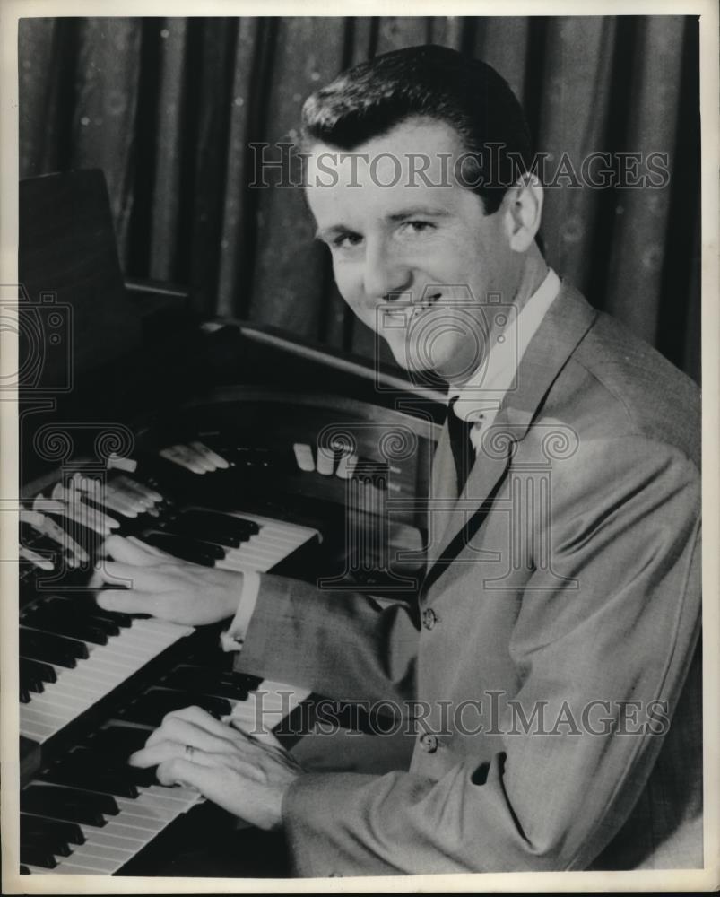 1967 Press Photo Bob Ralston plays organ