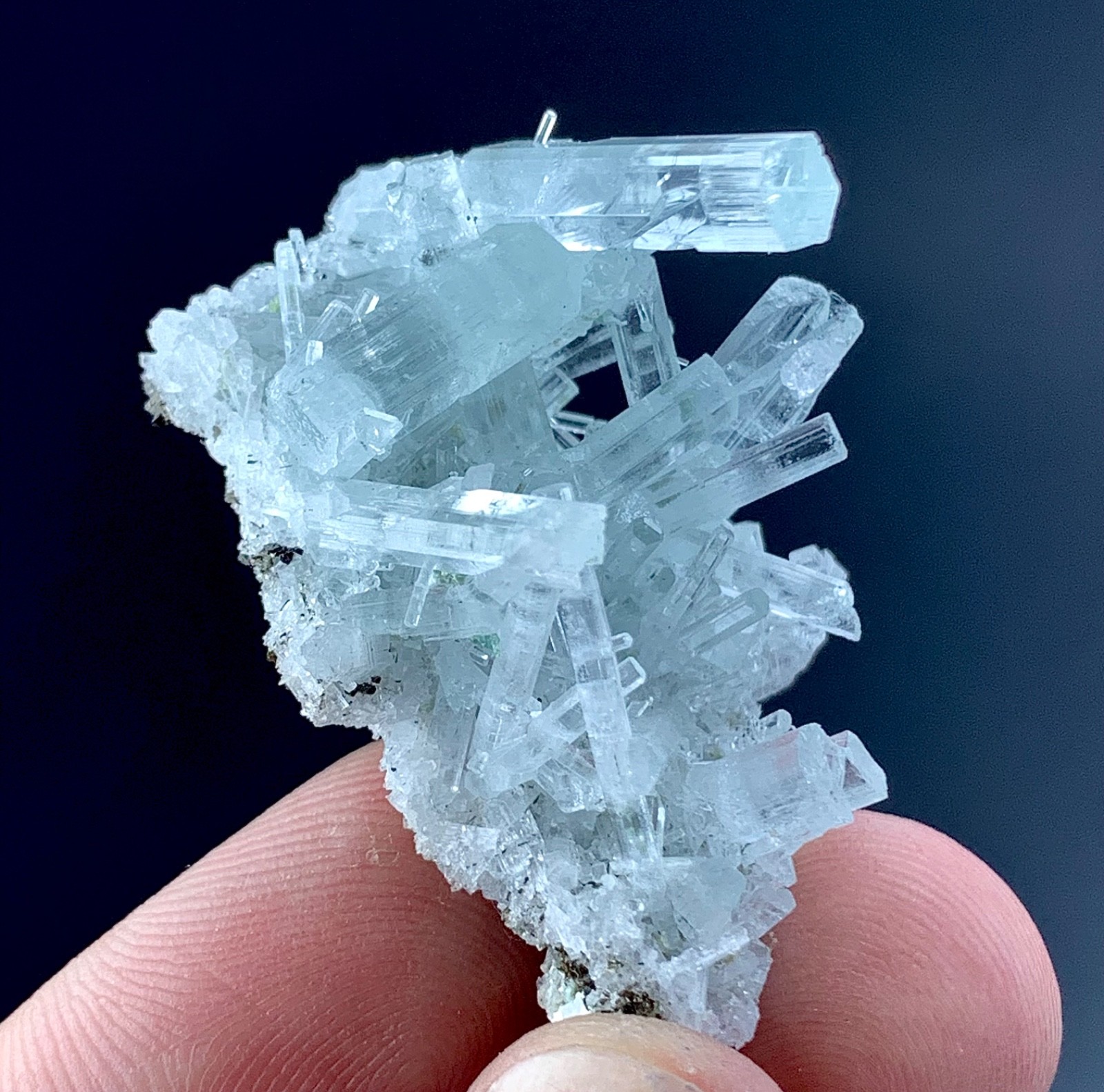 55 Carat Raw Natural Aquamarine Cluster specimen from Skardu, Pakistan 55 Carat Raw Natural Aquamarine Cluster specimen from Skardu, Pakistan