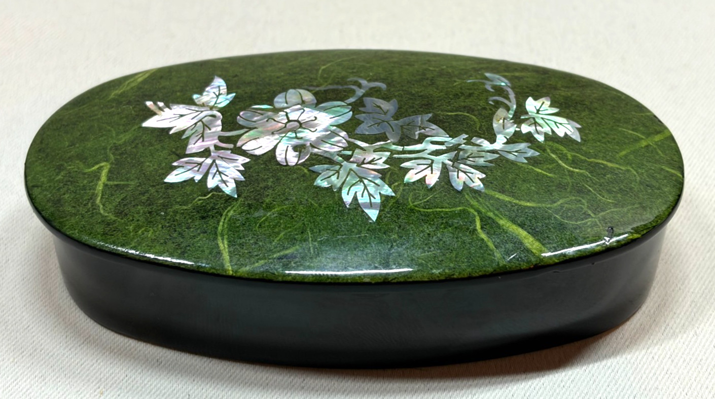 Vtg Korean Najeon Chilgi Green Lacquer Mother of Pearl Inlay Oval Trinket Box Vtg Korean Najeon Chilgi Green Lacquer Mother of Pearl Inlay Oval Trinket Box