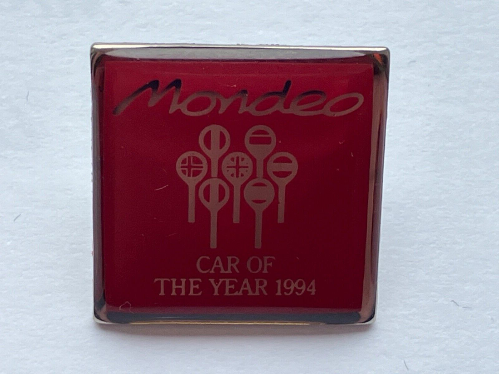 MONDEO PIN BADGE CAR OF THE YEAR 1994 20mm Rare
