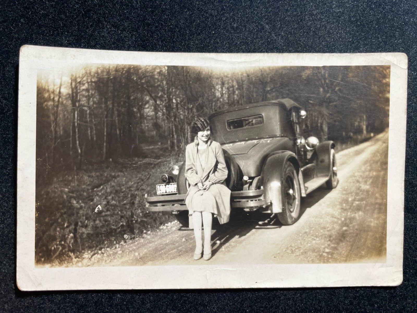VINTAGE PHOTOGRAPH PRETTY GIRL SITTING ON 1920\'S-1930\'S AUTOMOBILE P110