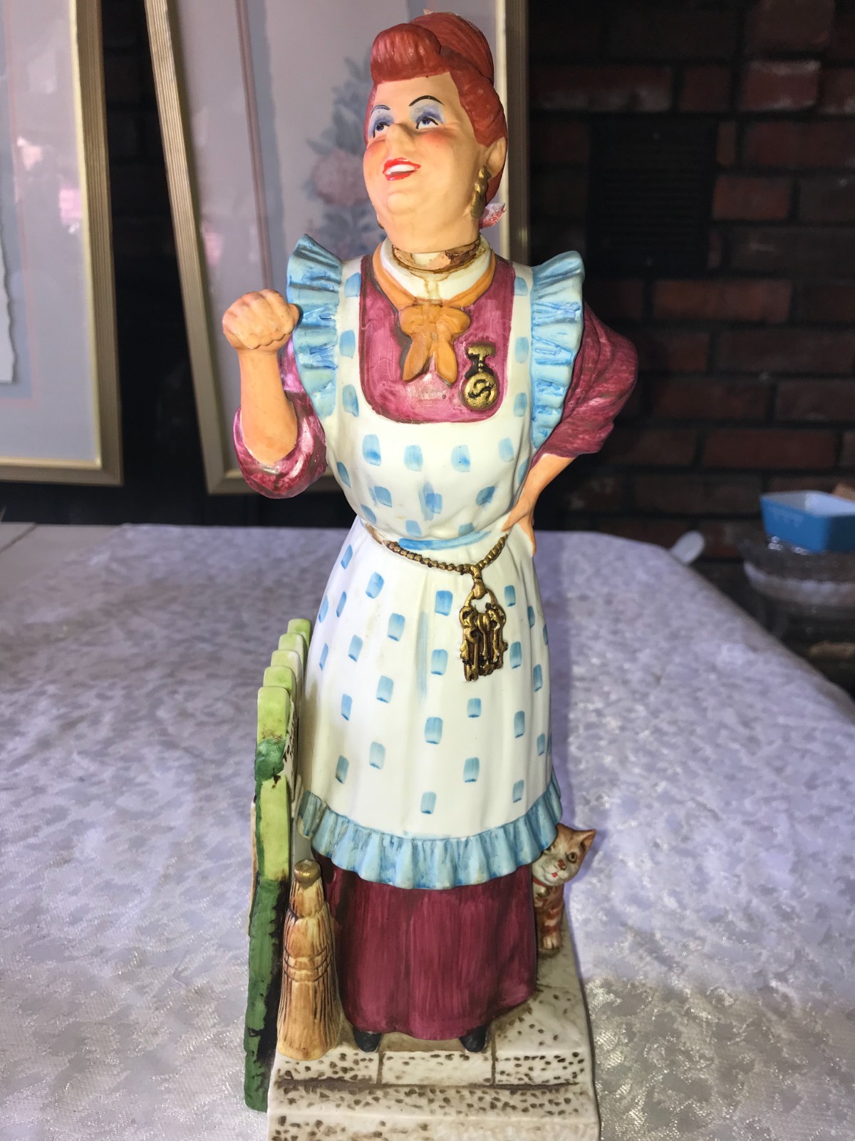 1977 CYRUS NOBLE Decanter 3D THE LANDLADY w/ CAT 11th in GOLD MINE Series 13½\