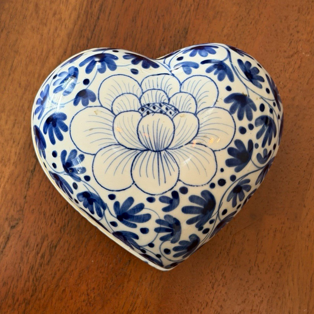 Vintage Gumps San Francisco Thailand Porcelain Heart Trinket Box Blue White Lid Vintage Gumps San Francisco Thailand Porcelain Heart Trinket Box Blue White Lid