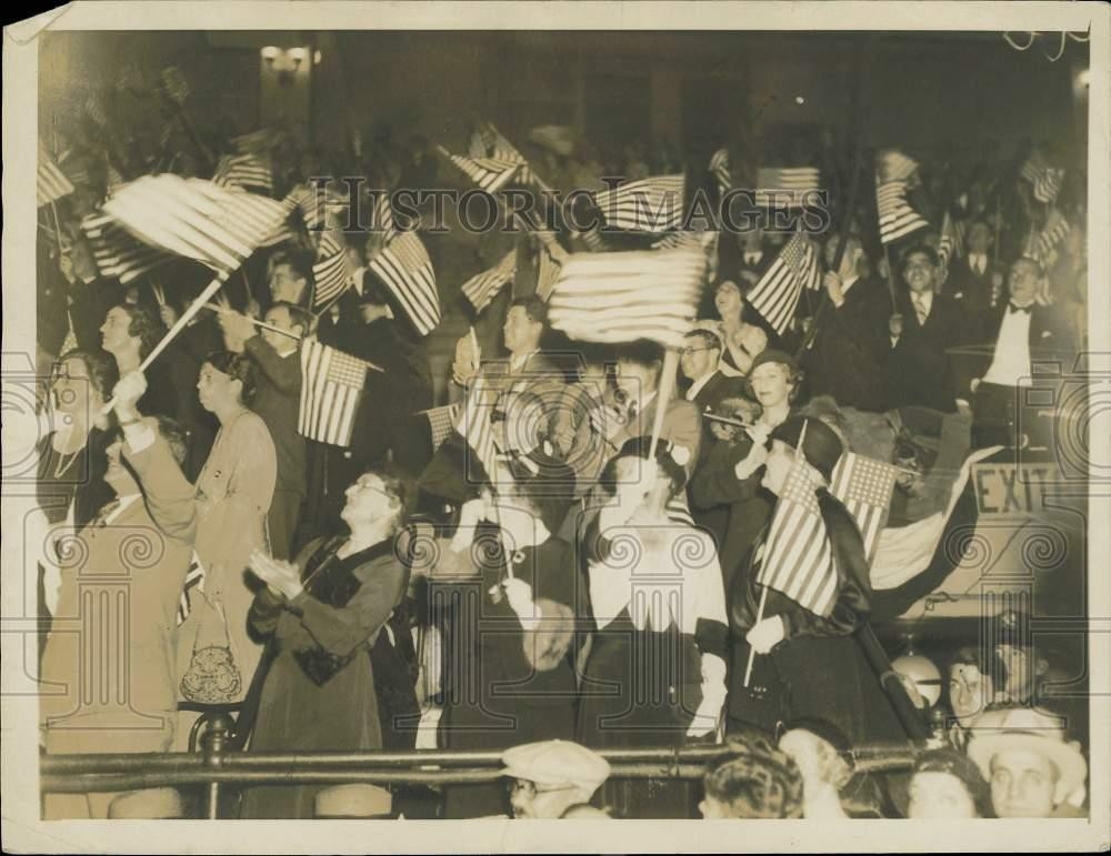 1932 Press Photo Franklin Roosevelt's family among cheering crowd in New York.
