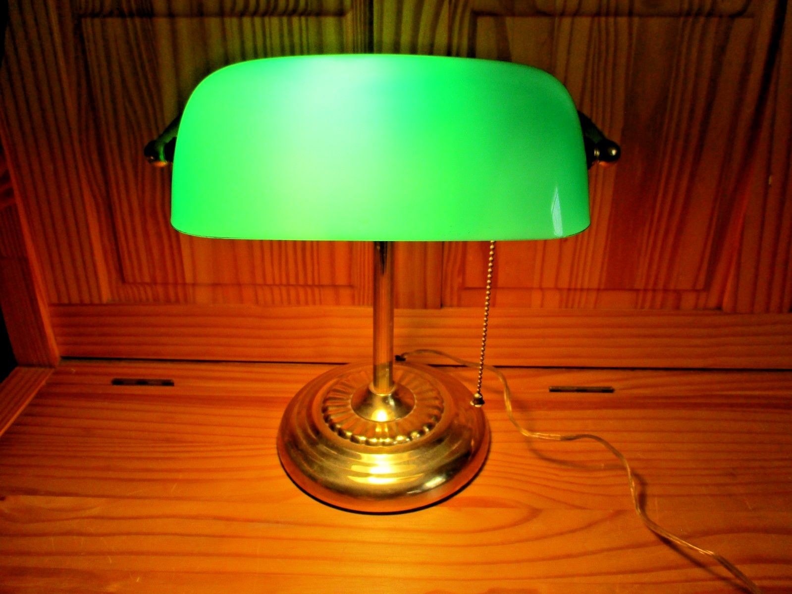 Vintage Banker\'s Emerald Green Glass Shade Brass Gold Tone Table Lamp Works NICE