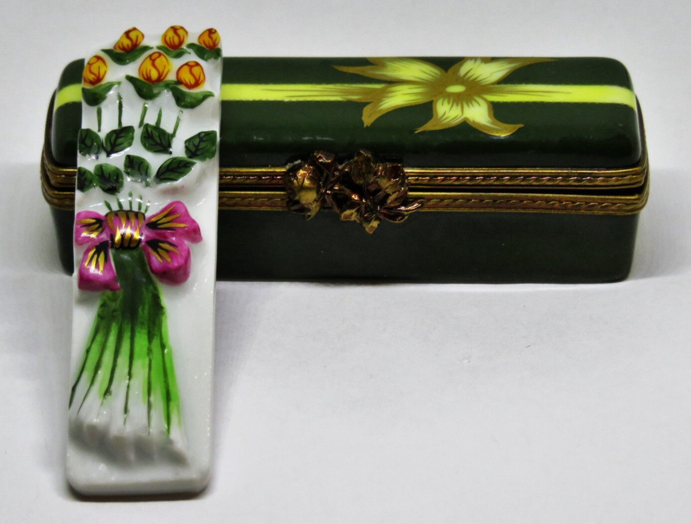 LIMOGES BOX - VINTAGE GIFT BOX & REMOVABLE BOUQUET OF ROSES - ANNIVERSARY LIMOGES BOX - VINTAGE GIFT BOX & REMOVABLE BOUQUET OF ROSES - ANNIVERSARY