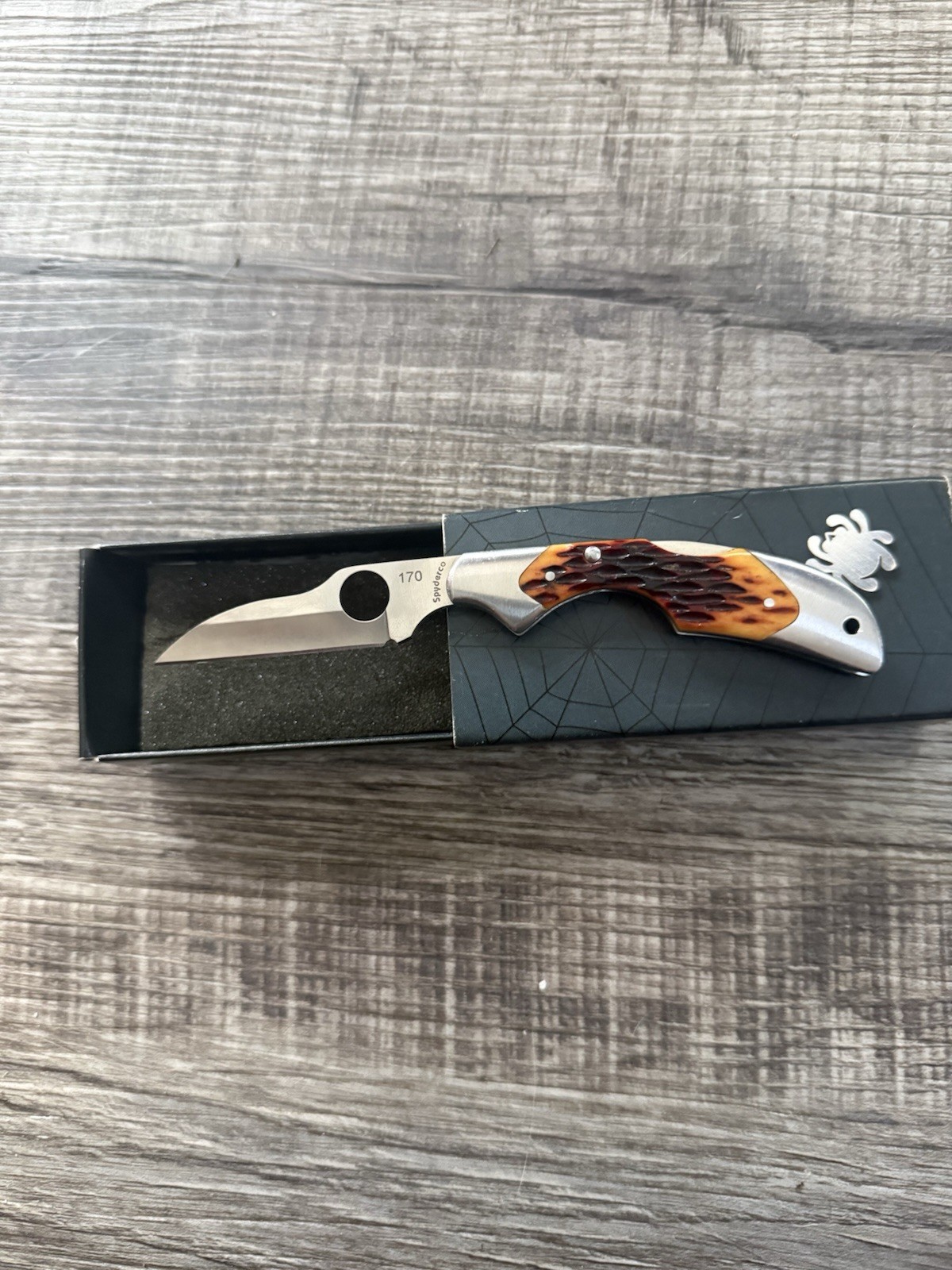 Up for your consideration is a RARE SPYDERCO Jigged Bone- Kiwi numbered 170.