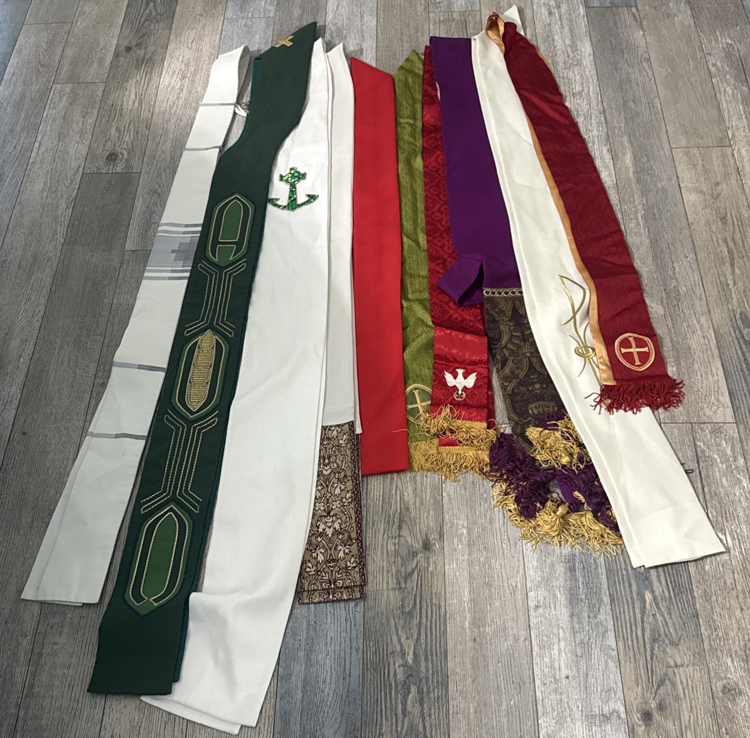 * WOW MIXED 9 PIECE LOT OF CATHOLIC PRIESTS MIXED STOLES