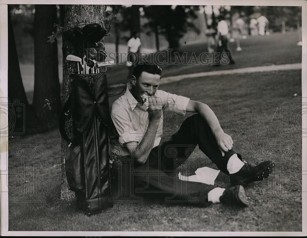 1936 Press Photo golfer Bud Warren Campbell eating sandwich after shooting 75