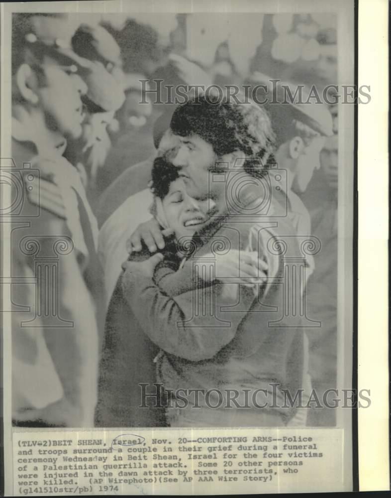 1974 Press Photo Police and troops surround couple at Beit Shean, Israel funeral