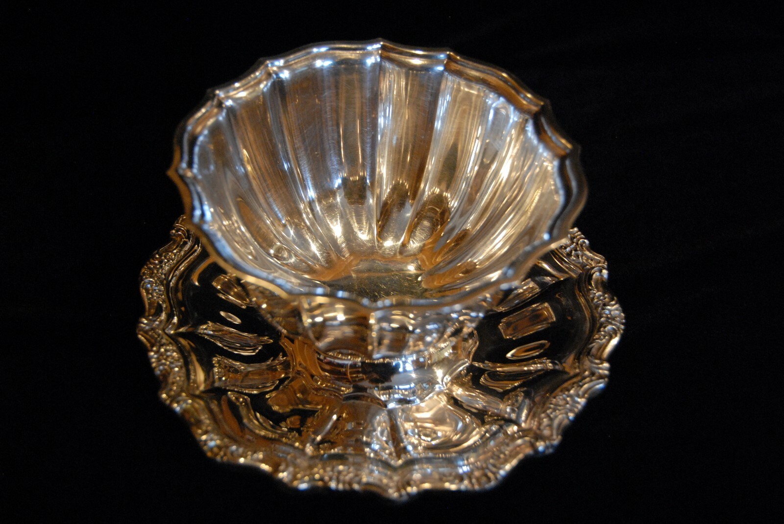 International Silver Orleans Plated Gravy Boat with Attached Underplate International Silver Orleans Plated Gravy Boat with Attached Underplate