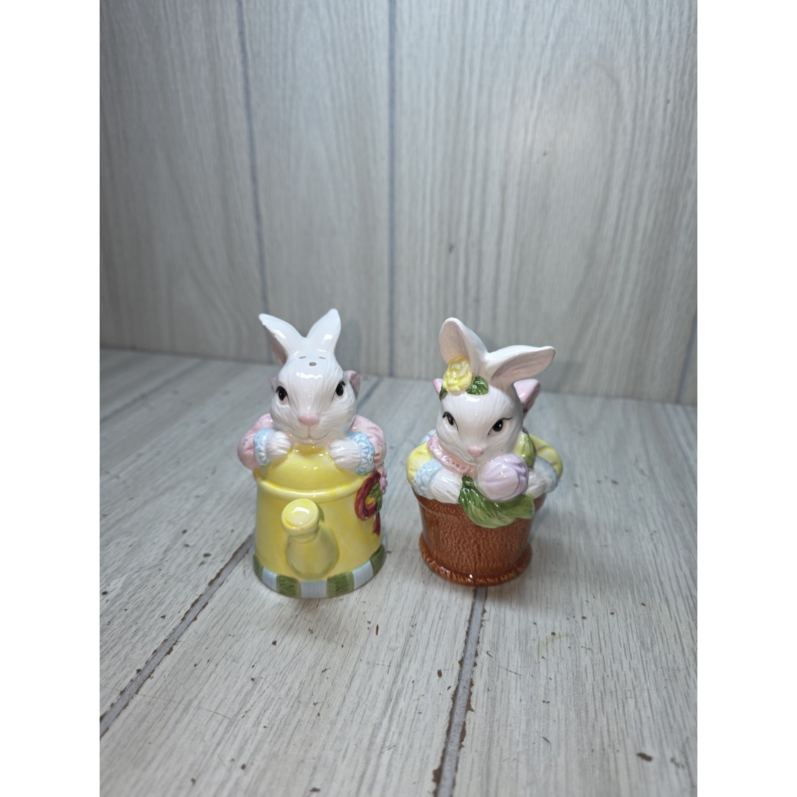 Vintage 1996 Jay Imports Spring Easter Bunny Salt & Pepper Shakers 4\