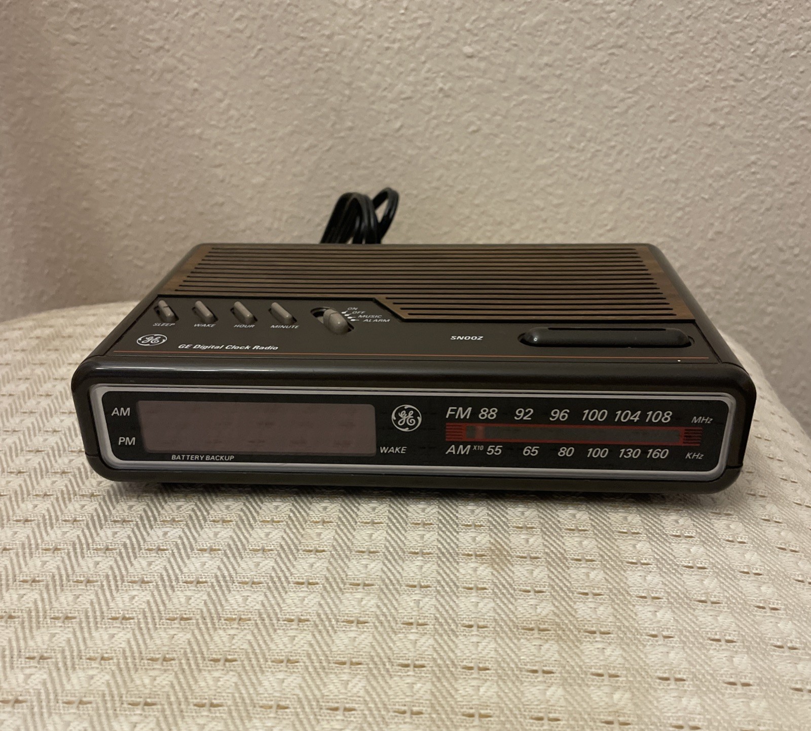 Vintage Alarm Clock Radio General Electric GE Model 7-4612A Tested See Video