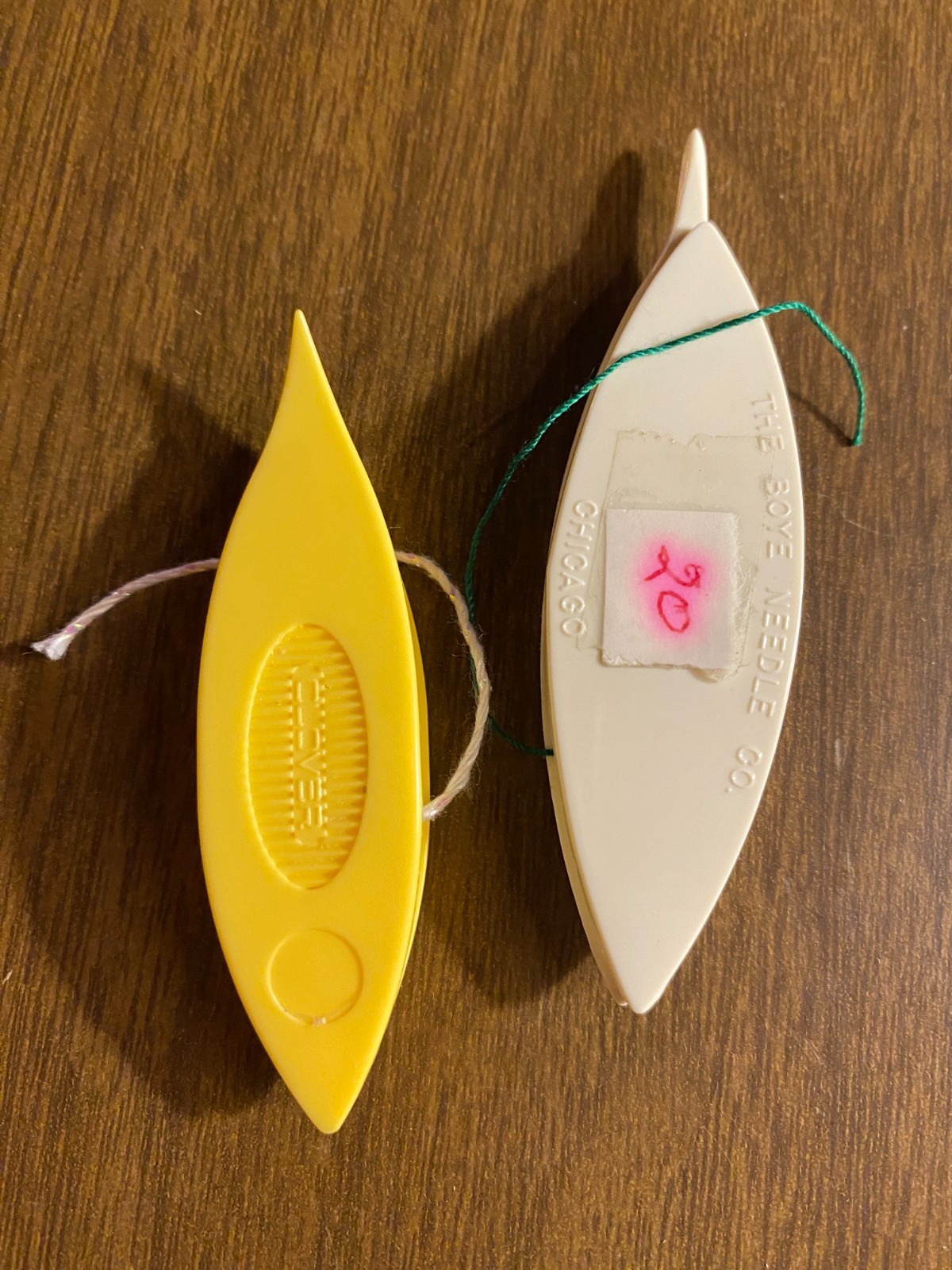 2 Boye & Clover Vintage Tatting Shuttles Plastic