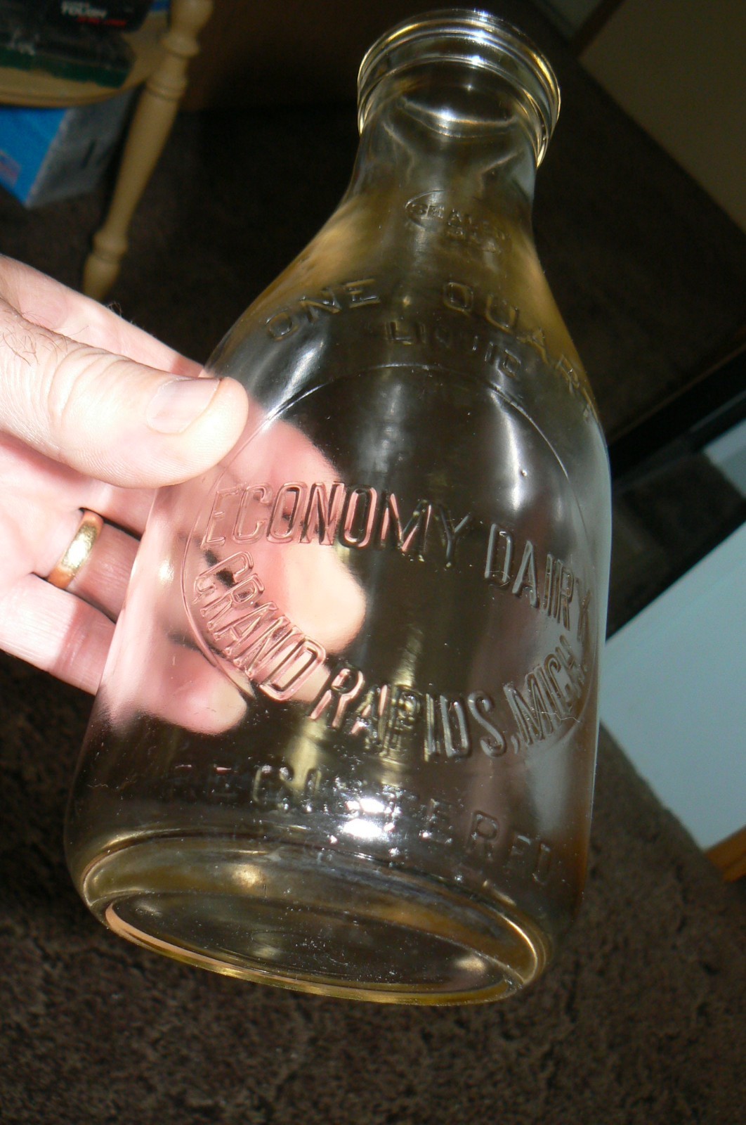 RARE IN MINT CONDITION 1921 ECONOMY DAIRY QUART MILK BOTTLE GRAND RAPIDS MI.