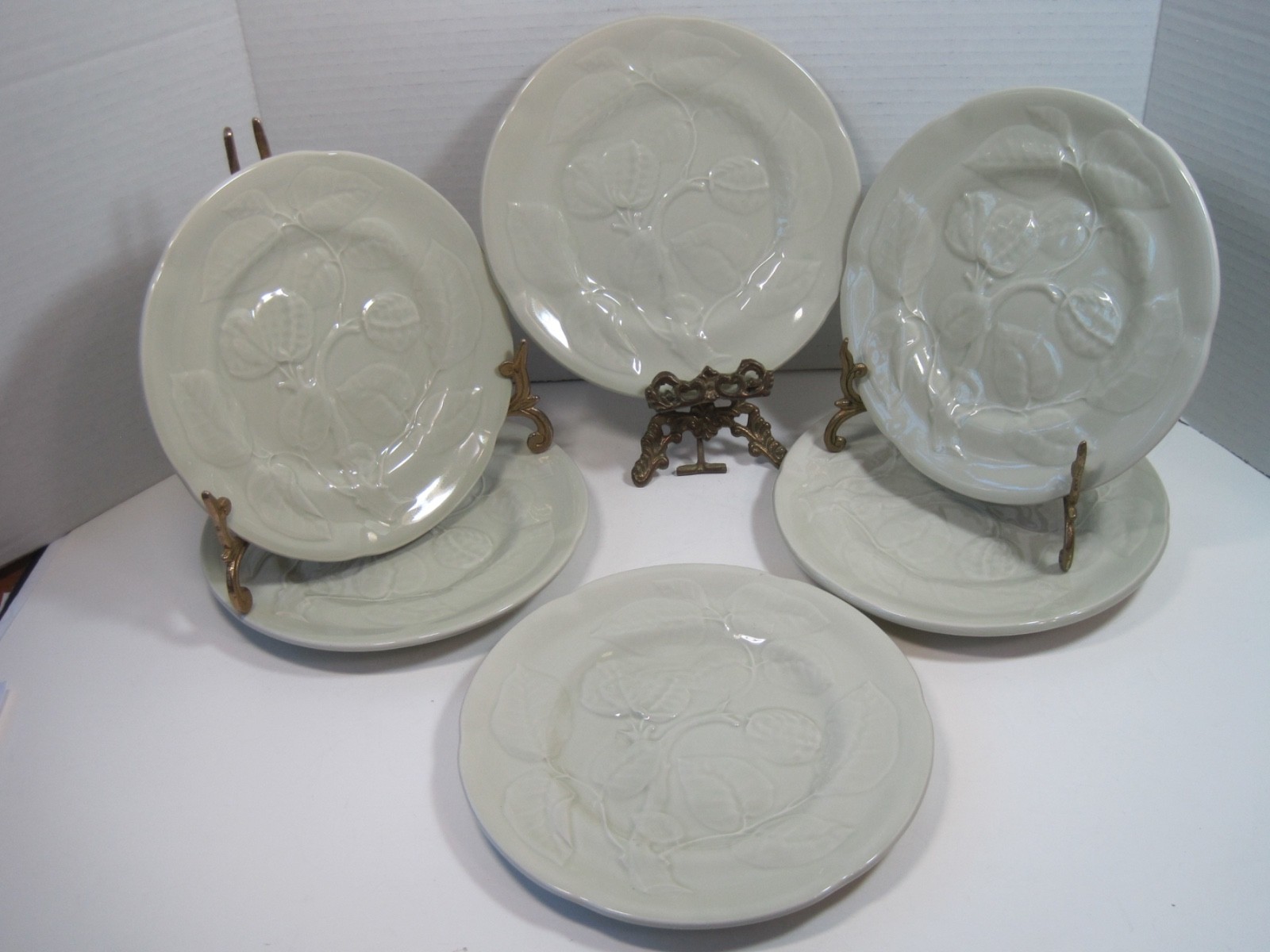 Williams Sonoma Fig & Leaves Embossed Sage Green Salad Plates 7.5