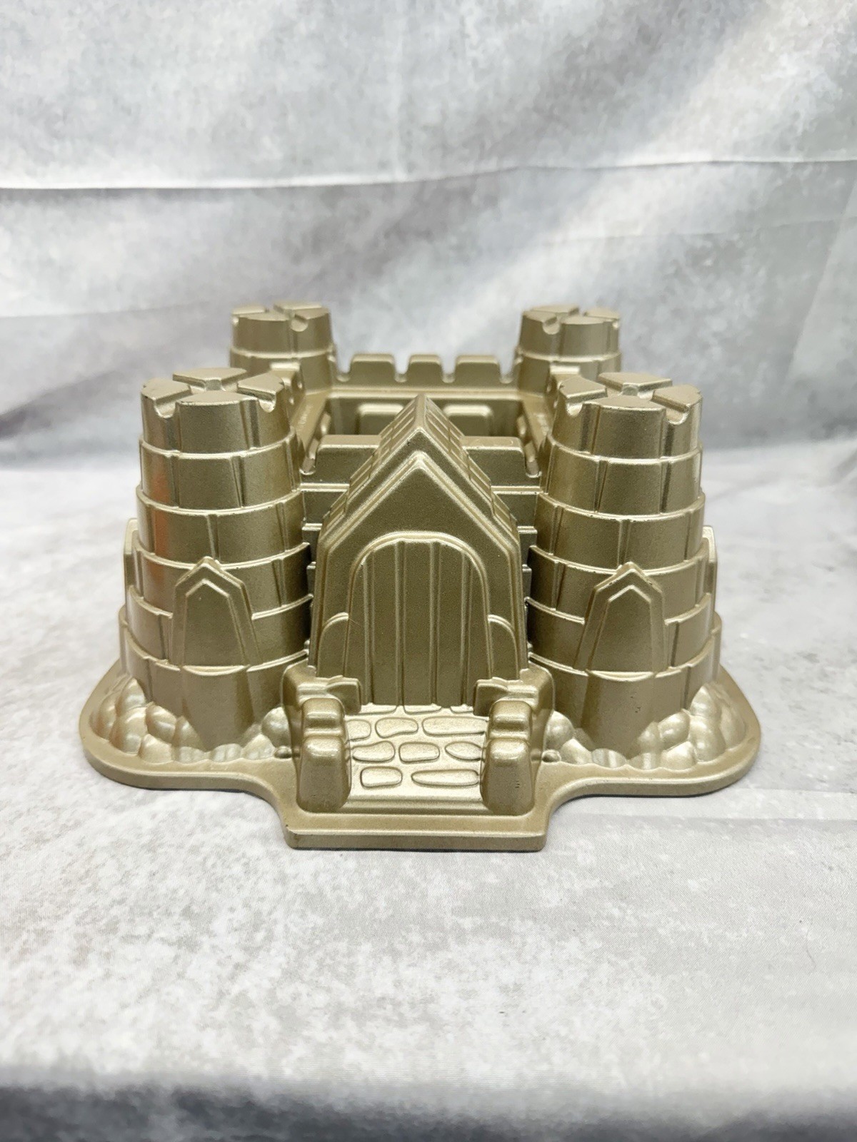 Nordic Ware Castle Bundt Pan 10 Cup Cast Aluminum Cake Mold Made USA Bakeware