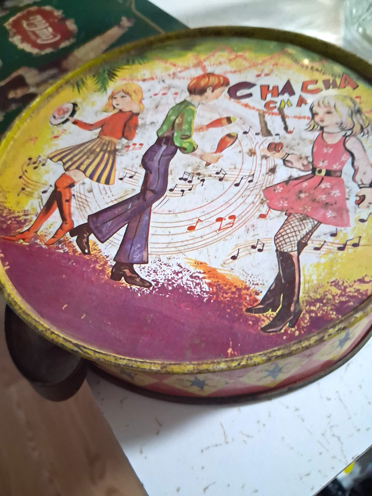 Vintage Tin & Metal  Symbol/Dancing Couple Graphic, Round