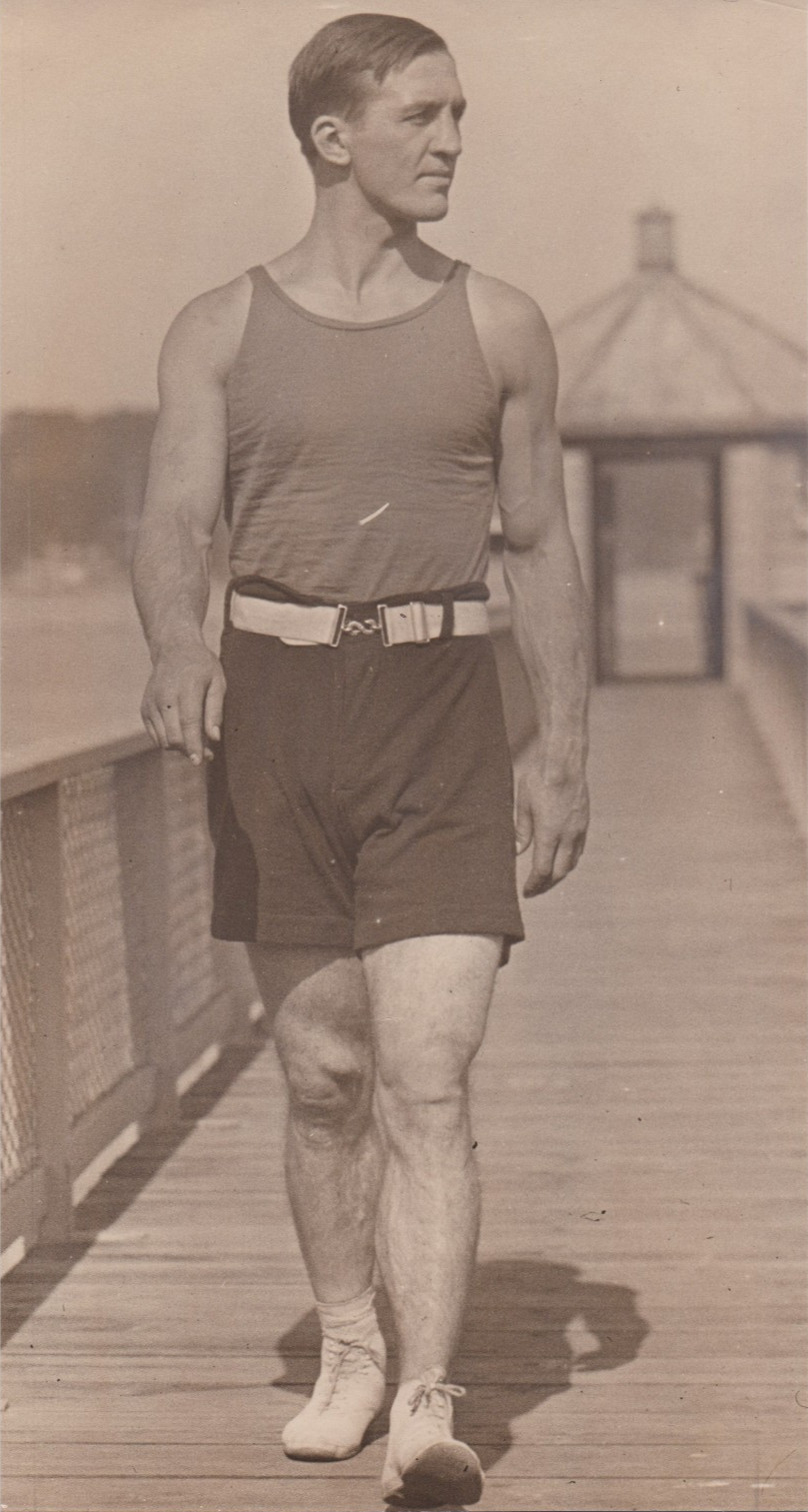 1924 Press Photo Heavyweight Georges Carpentier strolls Boardwalk at Great Neck