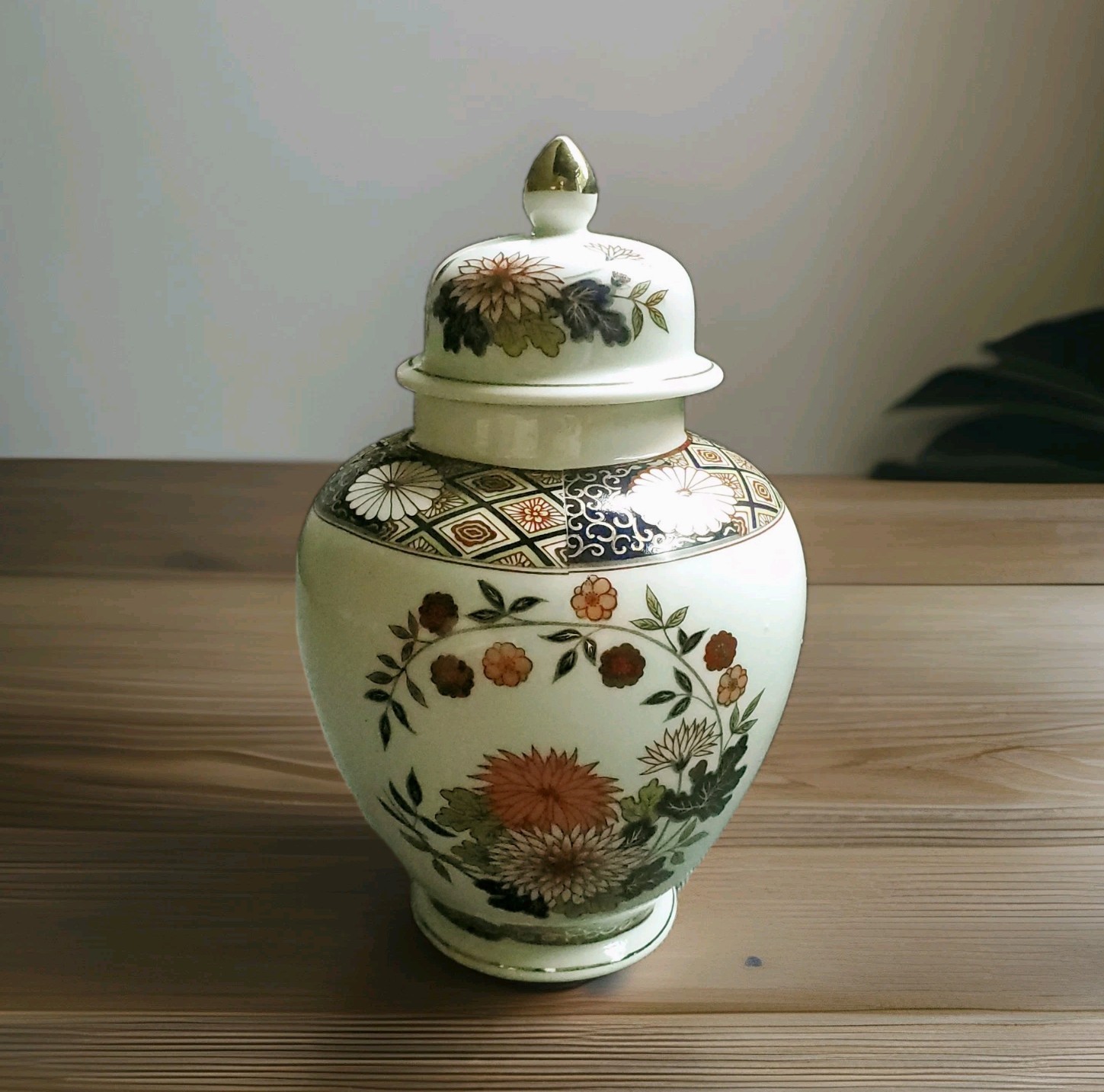 Vtg Japanese Imari Empress Porcelain Ginger Jar Lidded Vase 8\
