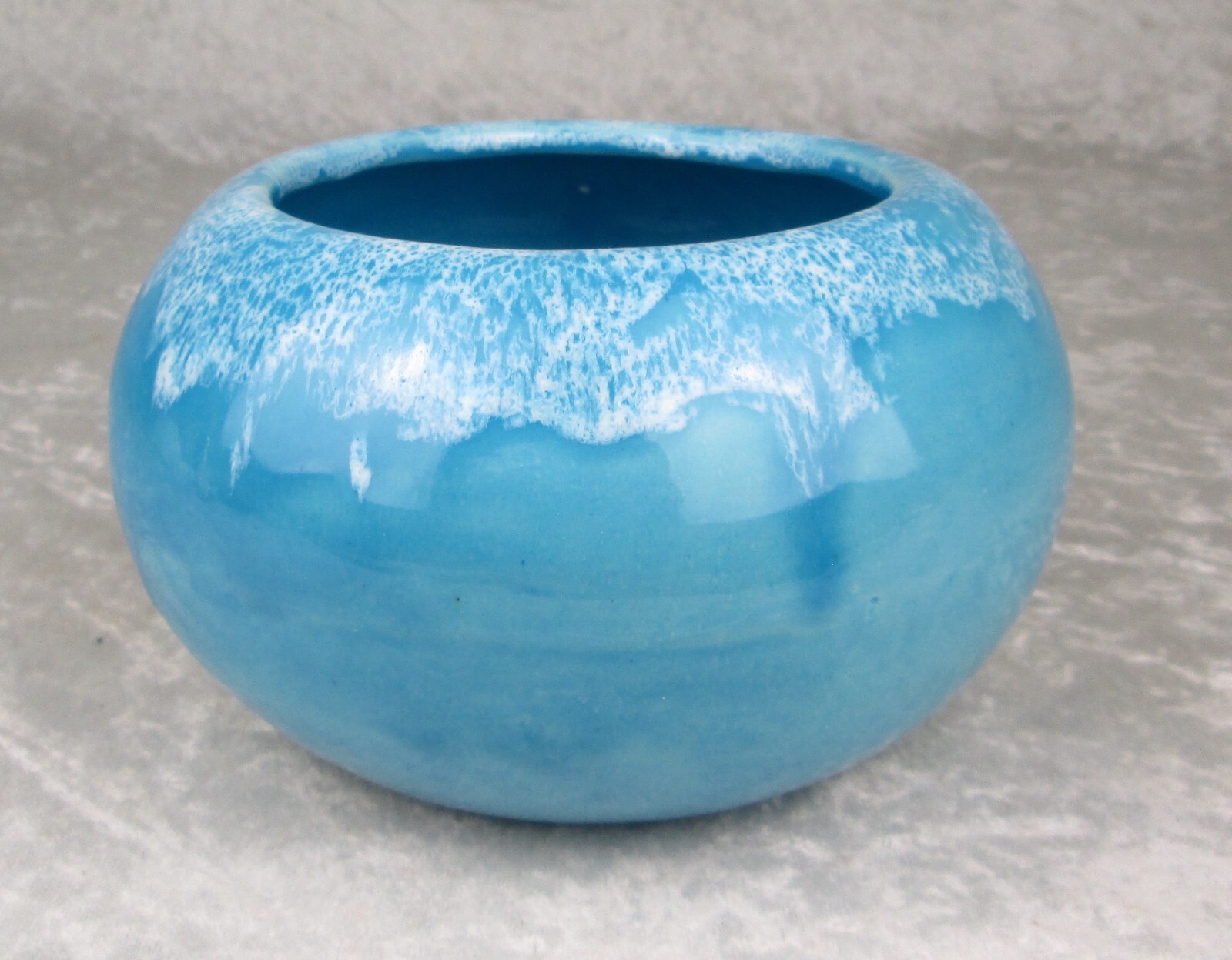 Towel Ceramics Pottery Drip Glaze Planter Model D-100 Sky Blue White California Towel Ceramics Pottery Drip Glaze Planter Model D-100 Sky Blue White California