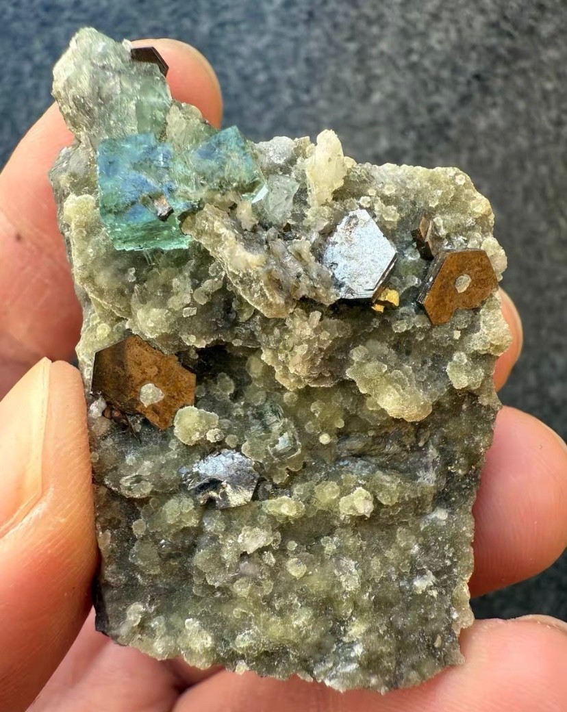 Natural green fluorite and pyrrhotite come from Inner Mongolia.