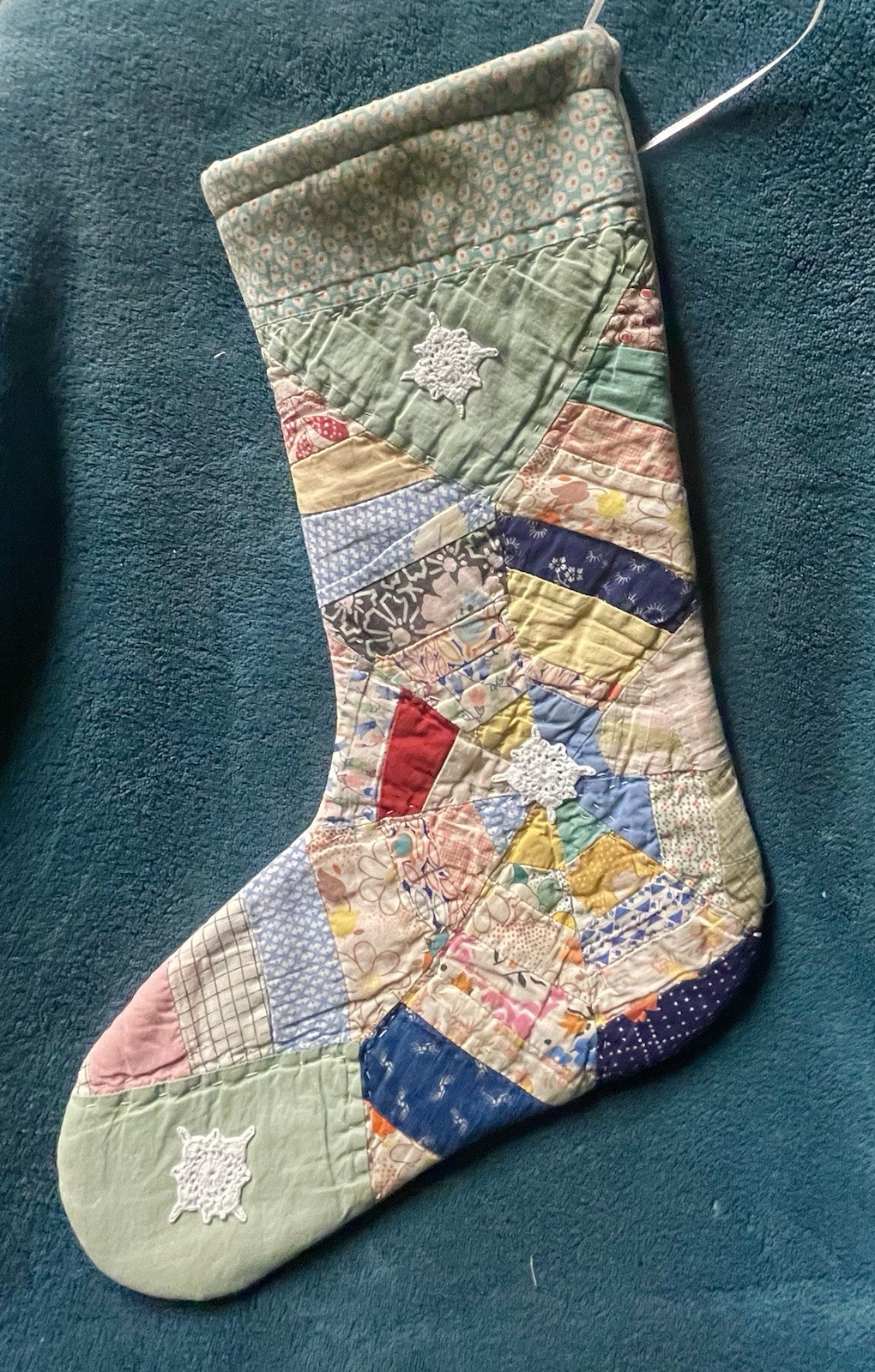 FABULOUS ANTIQUE VINTAGE CUTTER QUILT CHRISTMAS STOCKING GREEN  & MULTI 26-54