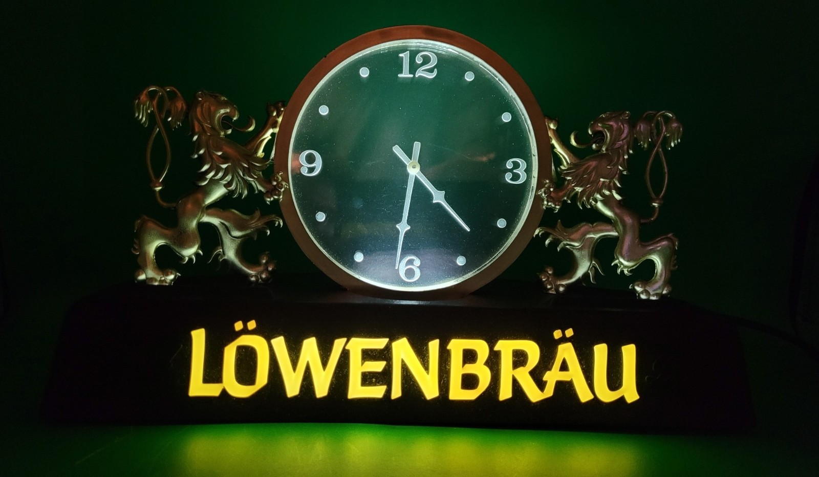 Original 1980’s LOWENBRAU BEER Lighted Clock - WORKS GREAT Cool Ornate Look Original 1980’s LOWENBRAU BEER Lighted Clock - WORKS GREAT Cool Ornate Look