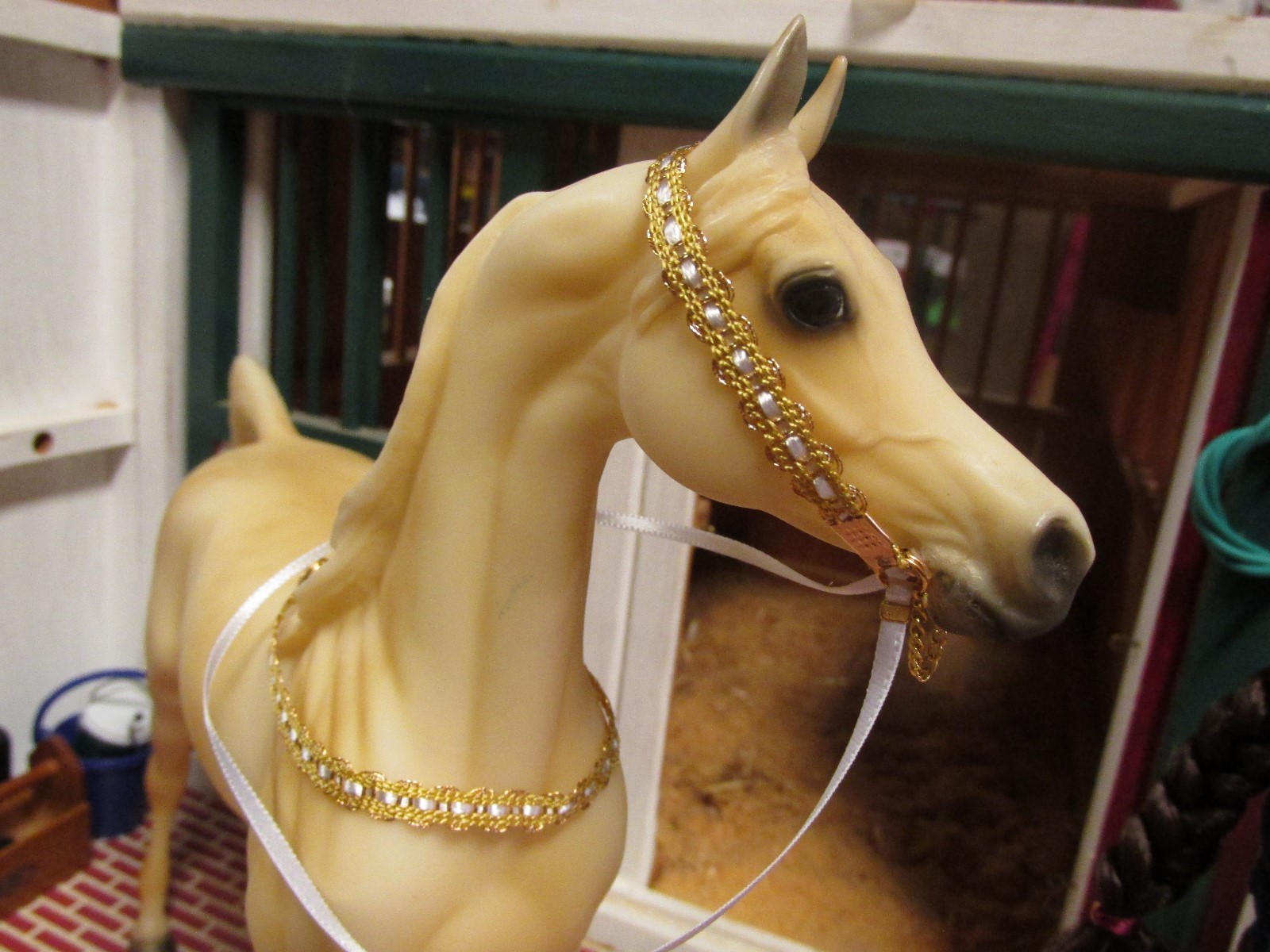 Jaapi - White/gold Arabian Bridle w/Collar, fits Breyer Huck & Peter Stone Arabs