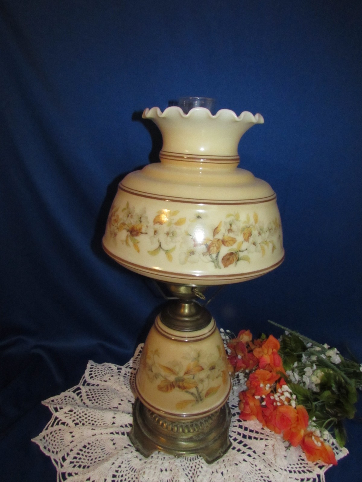 VINTAGE QUOIZEL 1978 ABIGAIL ADAMS DOGWOOD PATTERN GWTW TABLE LAMP 21 1/2