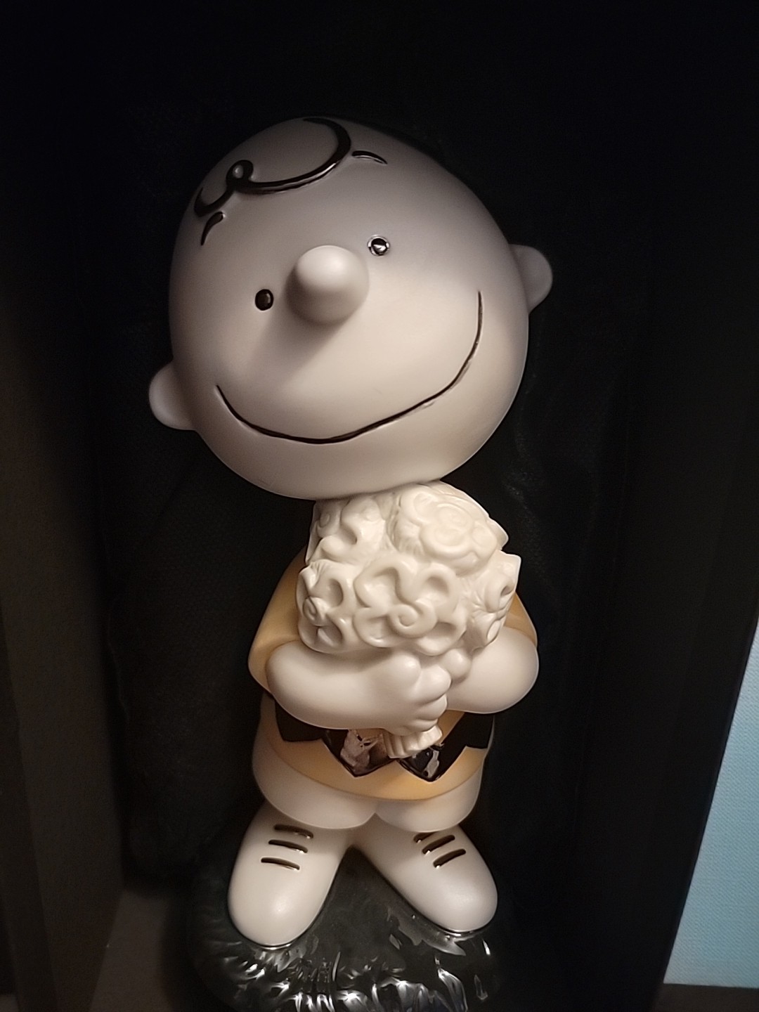 Lladro Charlie Brown Holding a Bouquet of Flowers Figurine 1009491 Lladro Charlie Brown Holding a Bouquet of Flowers Figurine 1009491