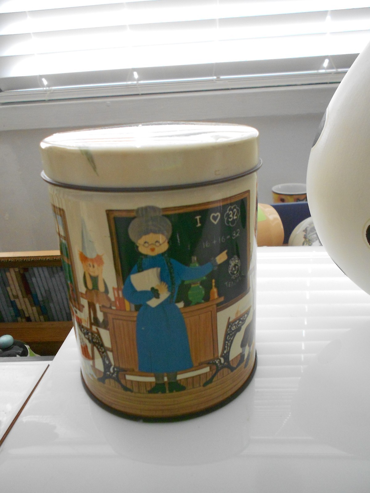 VINTAGE SCHOOLHOUSE CLASSROOM TIN-5\