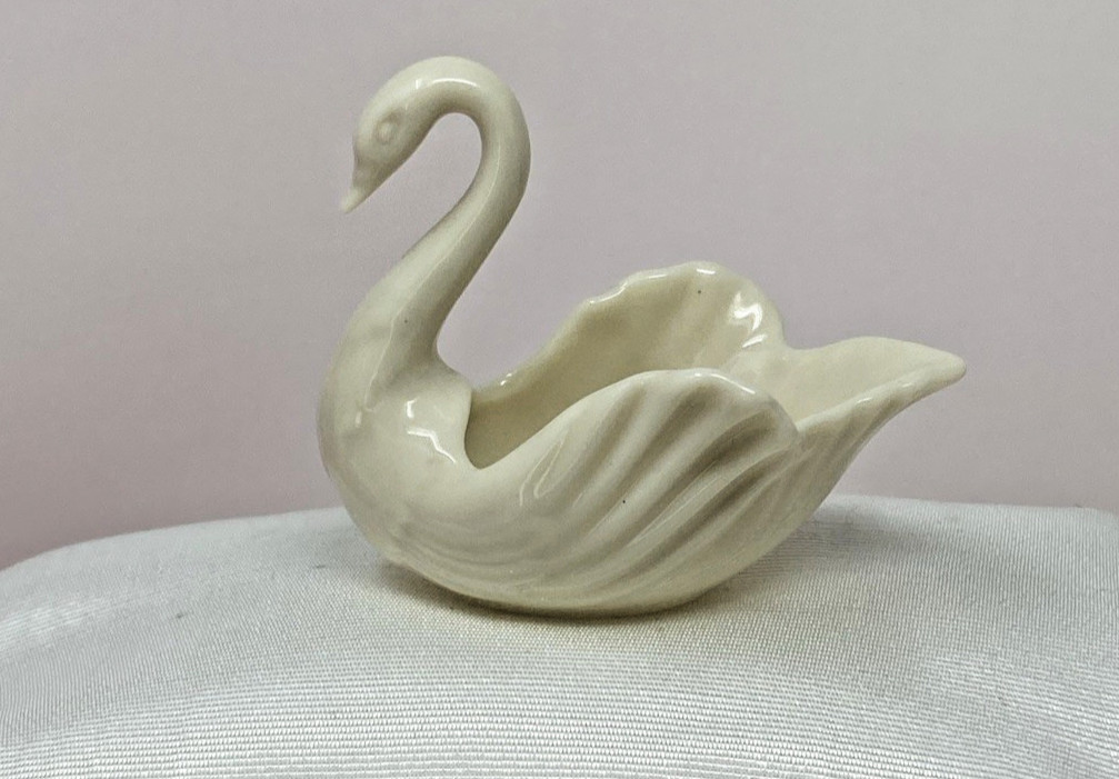 Lenox Porcelain Small Swan To The Bride EUC #1018 Lenox Porcelain Small Swan To The Bride EUC #1018