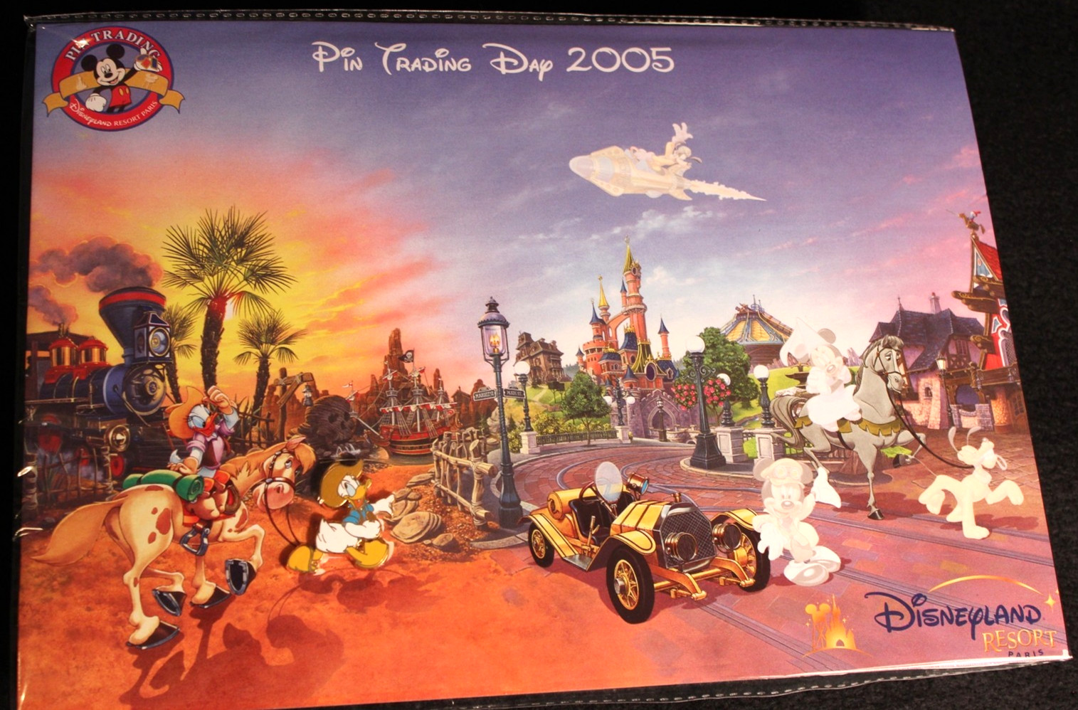 Disneyland Paris 2005 Official Pin Trading Day Background Launch Donald Duck Pin