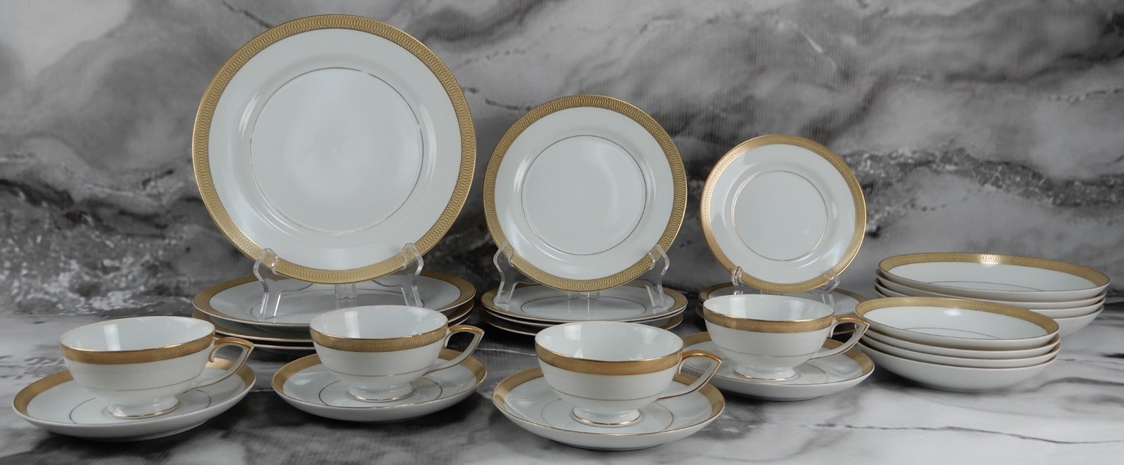 28 Pc 7-Piece 4 Place Setting Mikasa Bristol Waldorf Shape Pattern Made in Japan