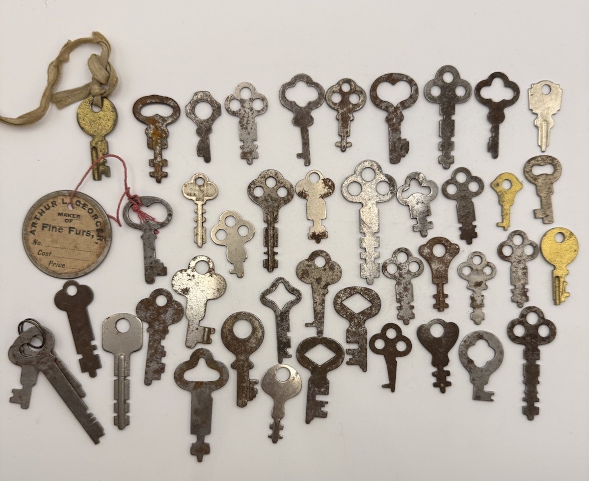 Lot Of 40+ Antique Vintage Skeleton Keys Cabinet Furniture Trunk Lock Keys Mix