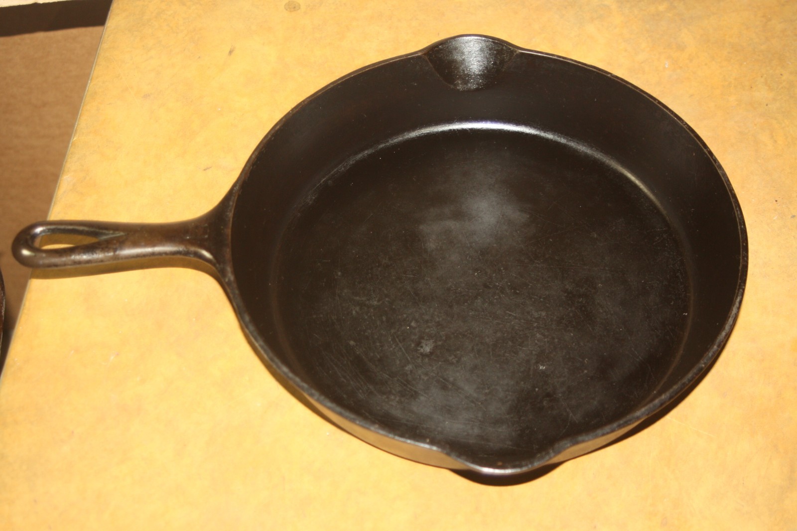 Vintage Griswold  No. 9 Small Block Logo Cast Iron Skillet 710 E - Sits Flat