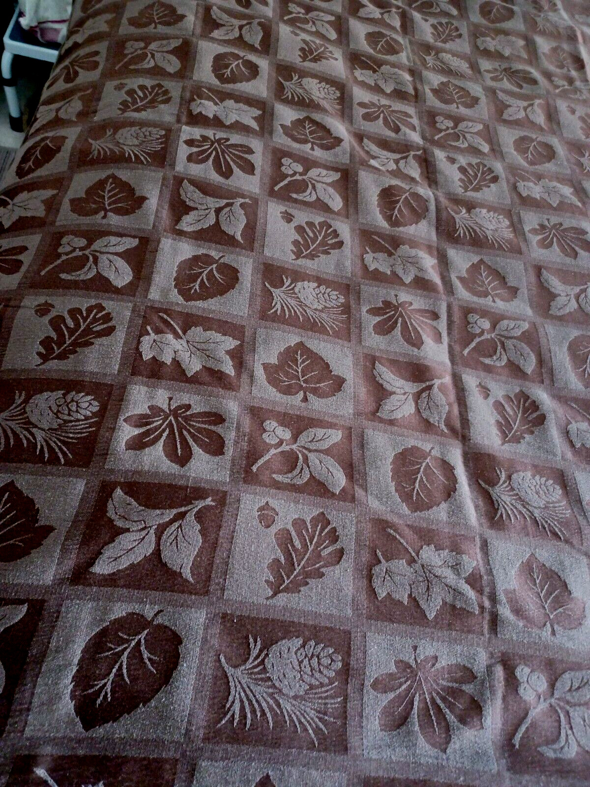 Brown leaf Damask polyester tablecloth 54