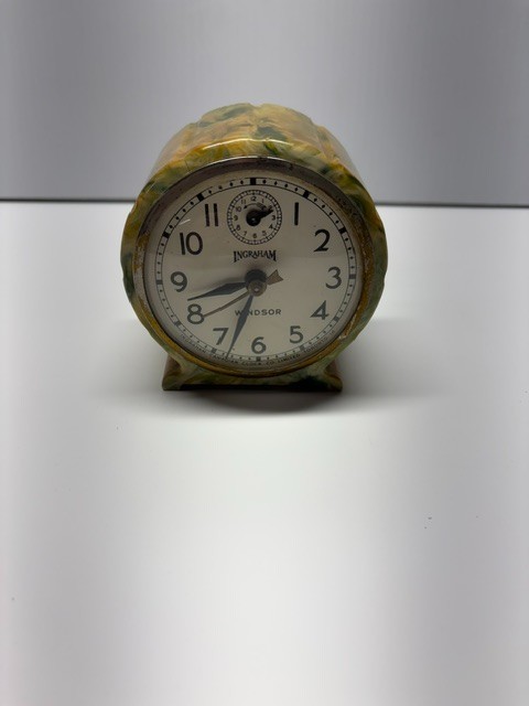 Cool Ingraham clock. Appears to be Bakelite Catalin. You be the judge.