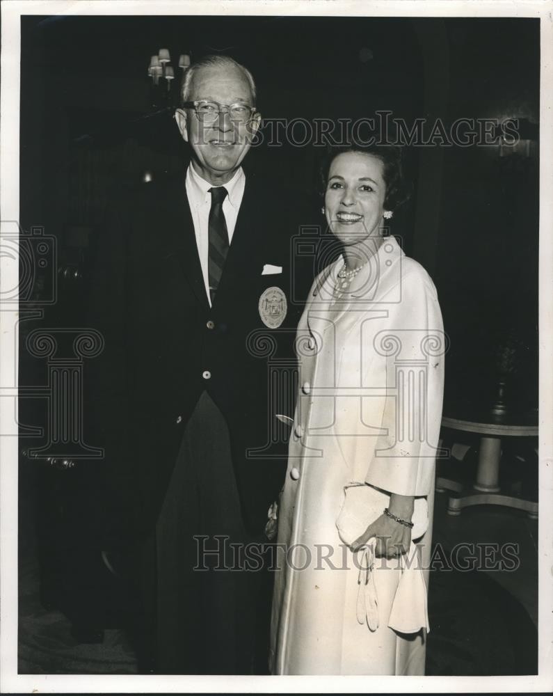 1965 Press Photo Mr. and Mrs. Walter C. Bolton of New Orleans at cocktail party.
