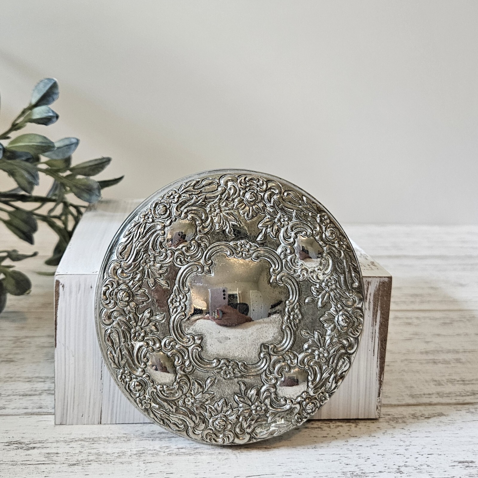 VINTAGE Round Hand Mirror Pocket Purse Embossed Silverplate Repousse Flowers 4\ VINTAGE Round Hand Mirror Pocket Purse Embossed Silverplate Repousse Flowers 4\
